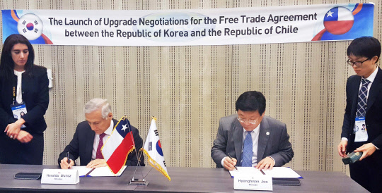 한-칠레 자유무역협정 개선협상  주형환 산업통상자원부 장관(오른쪽)과 에랄도 무뇨스(Heraldo Munoz) 칠레 외교부 장관이 18일(현지시간) 페루 리마에서 한-칠레 자유무역협정(FTA) 개선협상서에 서명하고 있다.       주형환 장관은 17~18일 페루 리마에서 개최된 제28차 아시아태평양경제협력체(APEC) 각료회의에 참석했다.